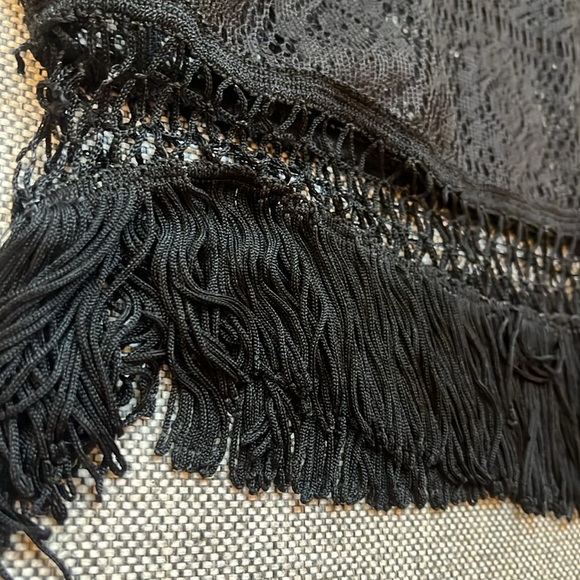 ✨ Y2K Vintage Circa 2005 Black Crochet Crop Top with Fringe - Picture 10 of 17